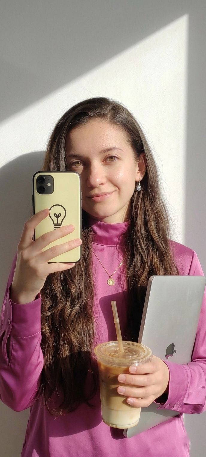 Naty s telefonem, kávou a notebookem